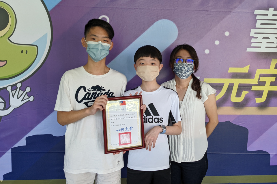 臺北市中正國中柯均懋(左一)與劉子齊同學勇奪智組型機器人公開挑戰賽冠軍