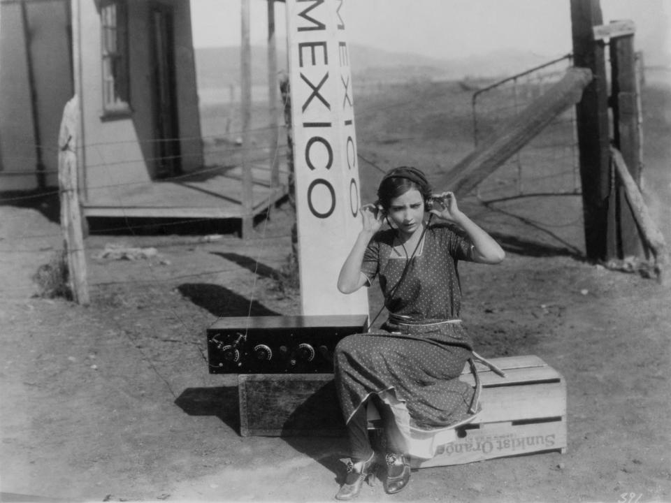 Screen Star Listening The Latest Radio News From The States In Mexico On 1935