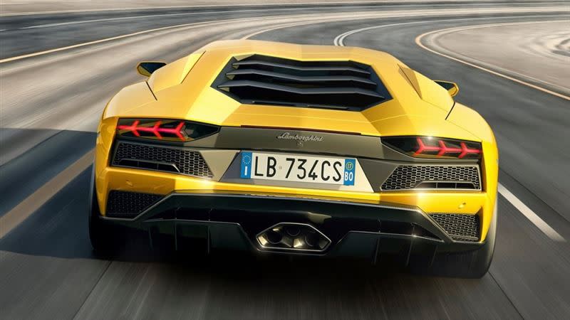 Lamborghini Aventador S配置三出排氣尾管。（圖／翻攝自Lamborghini官網）