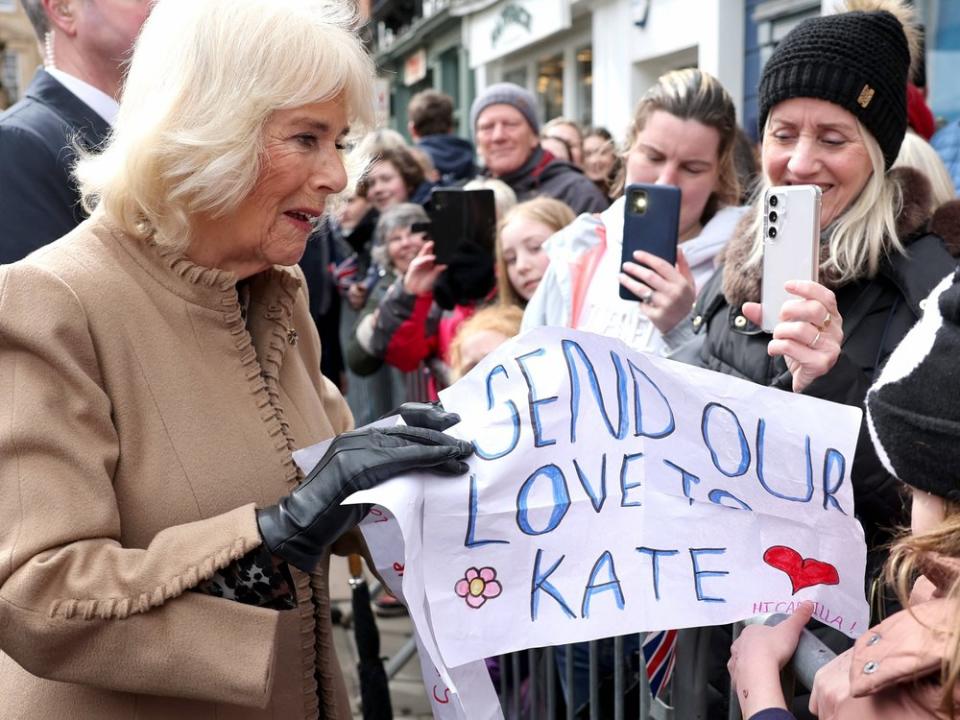 Königin Camilla hält in der englischen Stadt Shrewsbury eine Genesungskarte für Prinzessin Kate in der Hand. (Bild: imago images/i Images)