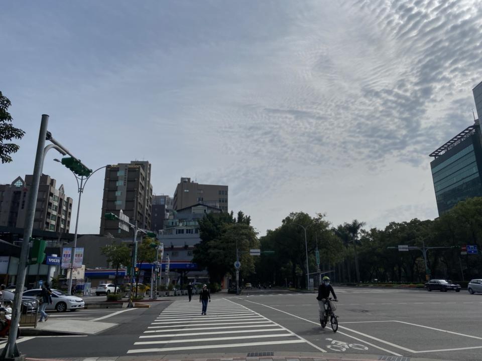 中央氣象局表示，今天上午各地大多為多雲到晴的天氣。   圖：閻芝霖/攝