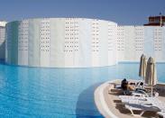 <p>Estas personas están descansando junto a la piscina de un establecimiento hotelero en Antalya. Estas políticas de restricciones religiosas están atrayendo a muchos clientes de Oriente Medio.<br>Foto: REUTERS </p>