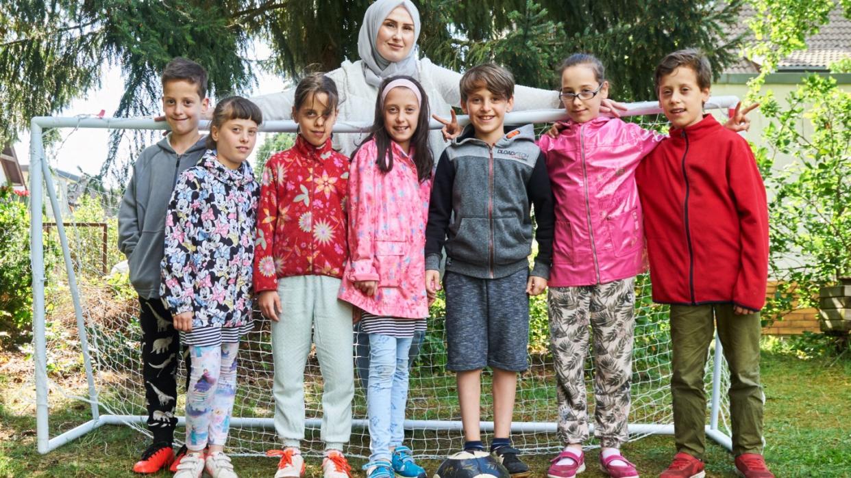 Die Sechslinge (l-r) Ahmed, Zehra, Zeynep, Rana, Malik-Musa, Esma, Adem aus Berlin stehen mit ihrer Mutter Roksana und dem ein Jahr jüngeren Bruder. Foto: Annette Riedl