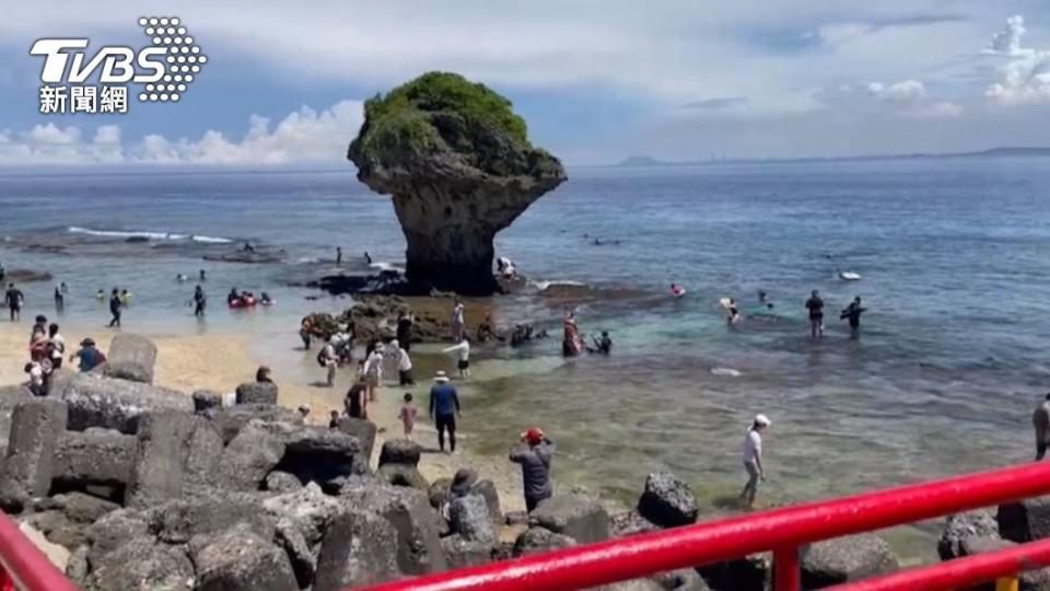 南台灣沙灘擠進大批遊客前往戲水。 （圖／TVBS）