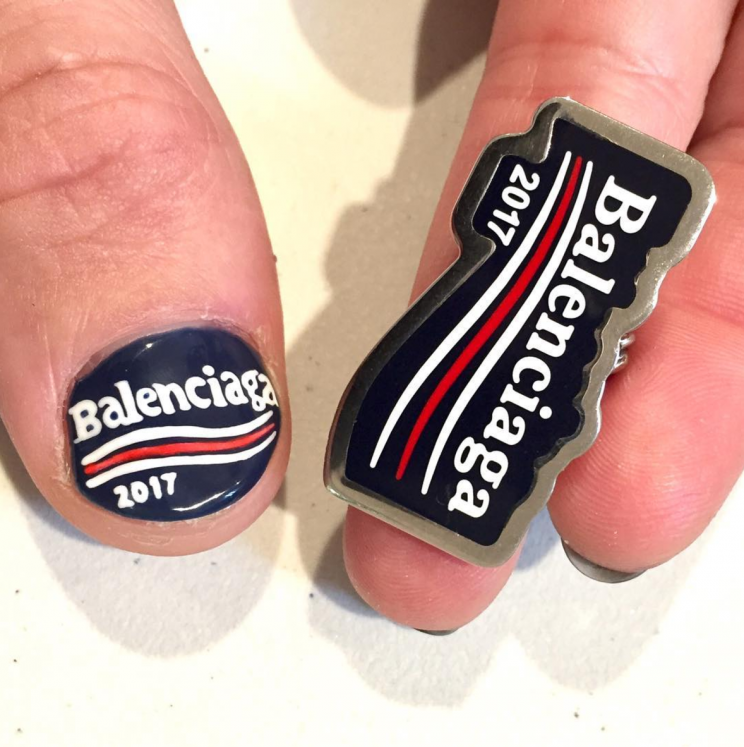 Mei est à l’origine des ongles Bernie Sanders de Balenciaga [Photo : Instagram/ciaomanhattan2012]