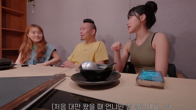 李多慧媽媽（左起）、山G哥、李多慧吃鍋（圖／翻攝自YT）