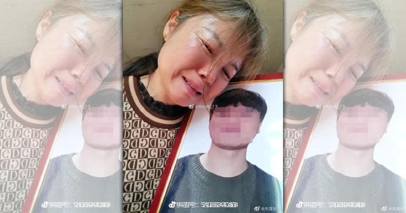 死者倪青青的母親抱著兒子照片哭泣，希望殺兒凶手能受到嚴懲。（翻攝自微博）