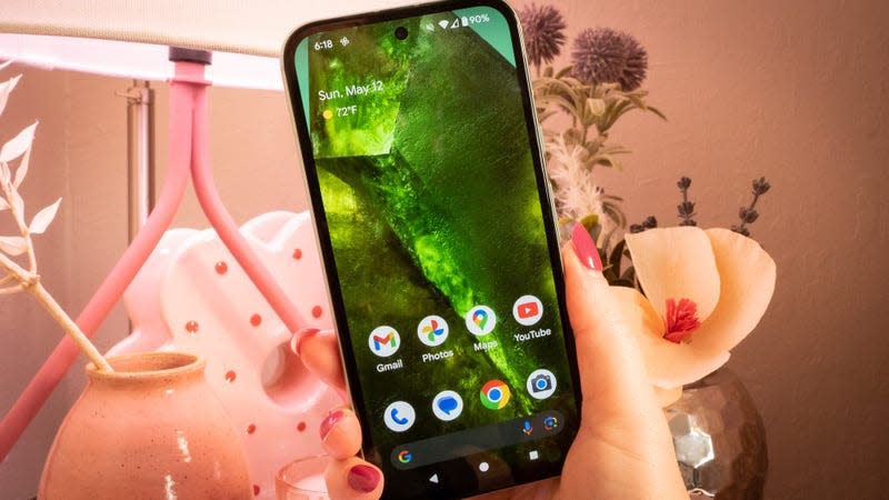 The Pixel 8a and its glass display. - Photo: Florence Ion / Gizmodo
