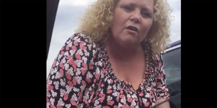 Diese Frau rastete auf einem Parkplatz komplett aus (Bild: Screenshot Facebook Video)