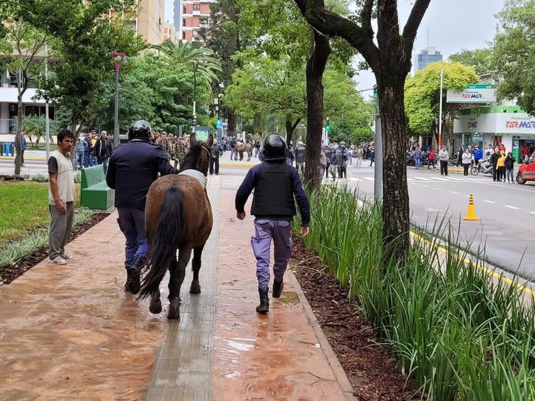 Manifestantes a caballo se enfrentaron con la Policía y uno de ellos intentó ingresar a la Casa de Gobierno