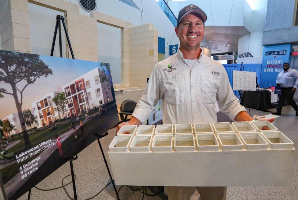 Brett Perry, de la compañía RENCO USA, sostiene un módulo de construcción de composite, uno de los productos y métodos innovadores que se exhibieron en la Cumbre de la Vivienda Building Blocks,  organizada por la alcaldesa de Miami-Dade Daniela Levine Cava, en LoanDepot Park, el 30 de junio del 2022.
