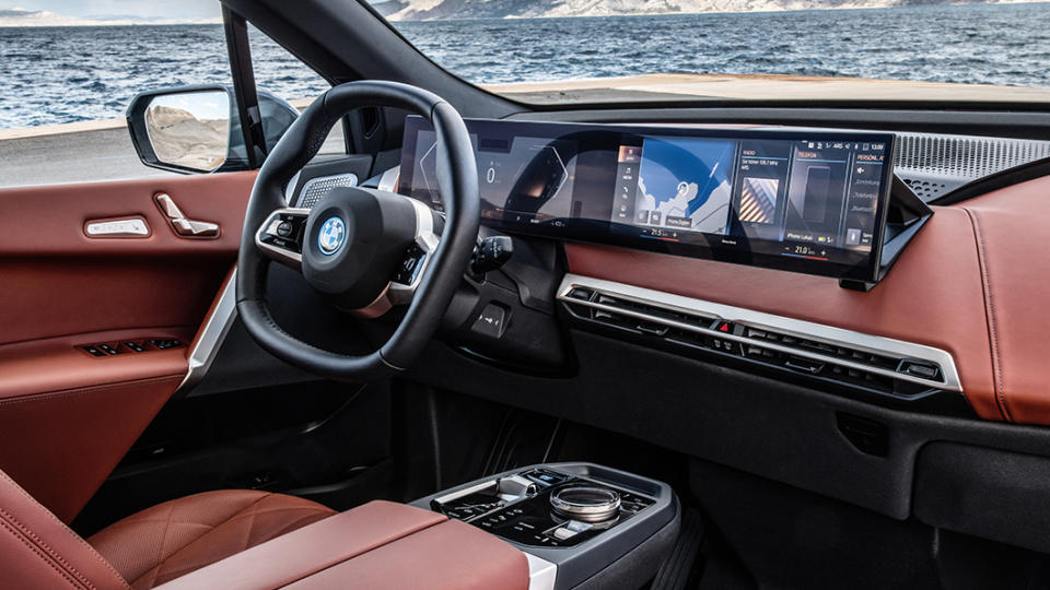 iX搭載六邊型方向盤，並且用上BMW最新的iDrive 8車載系統。（圖片來源/ BMW）