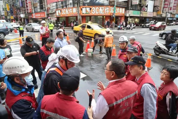 ▲新北市板橋區館前西路與南雅南路口水管破裂導致漏水冒出，且地面柏油破裂兩處。（圖／翻攝侯友宜臉書）