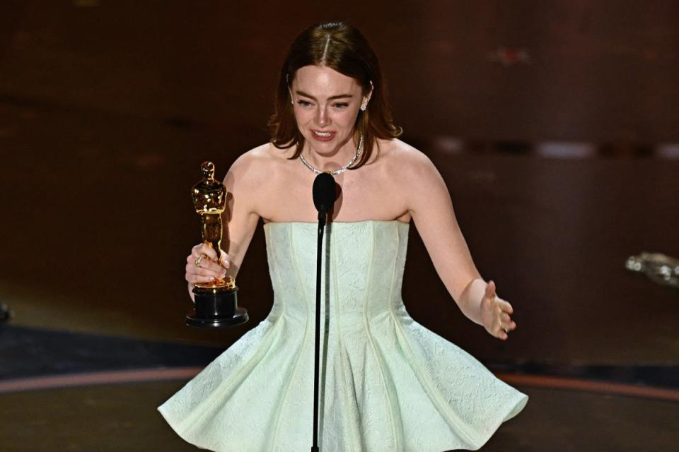 Emma Stone acepta el premio a Mejor Actriz (AFP via Getty Images)