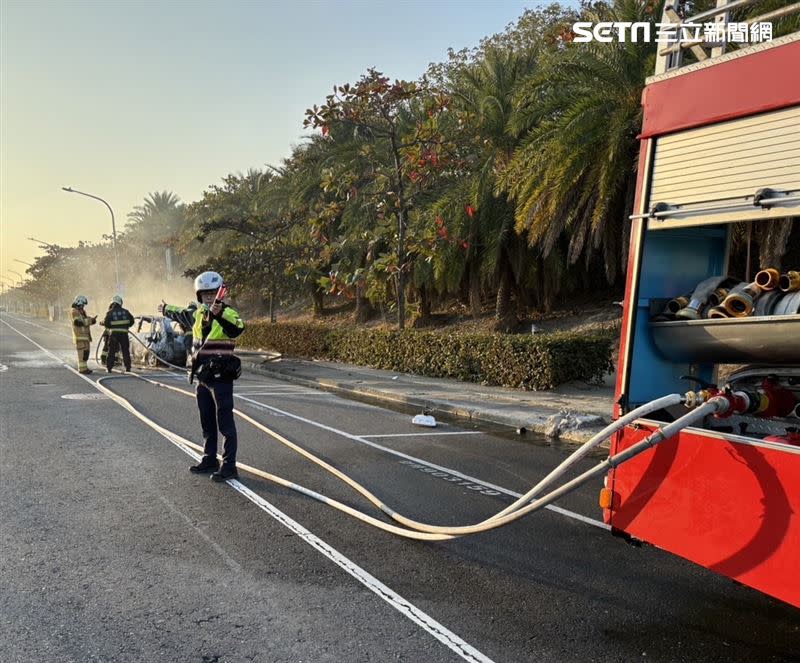 林男當時開車載著妻小，於旗津自撞電線桿引發火燒車。（圖／翻攝畫面）