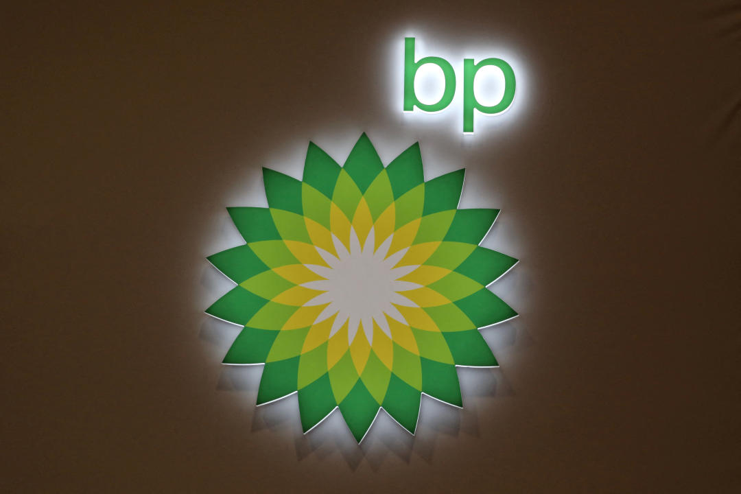 Il logo della multinazionale britannica del petrolio e del gas Bp è esposto durante la fiera dell'energia LNG 2023 a Vancouver, Columbia Britannica, in Canada, 12 luglio 2023. REUTERS/Chris Helgren/File Photo