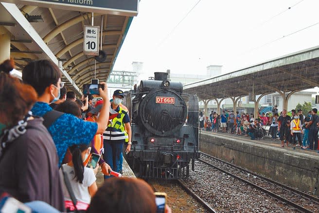 台南火車節活動請出「蒸汽火車之王」DT668機關車復駛，吸引鐵道迷搶拍。（劉秀芬攝）