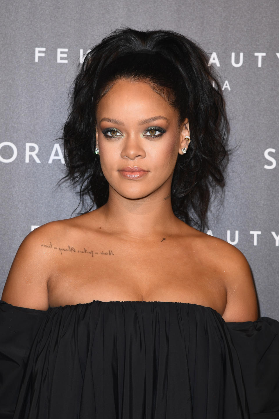 “Fenty Beauty”: Rihanna lance sa marque de cosmétiques à Paris en robe ample et sexy
