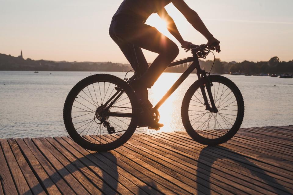 Hombre paseando en bicicleta al atardecer