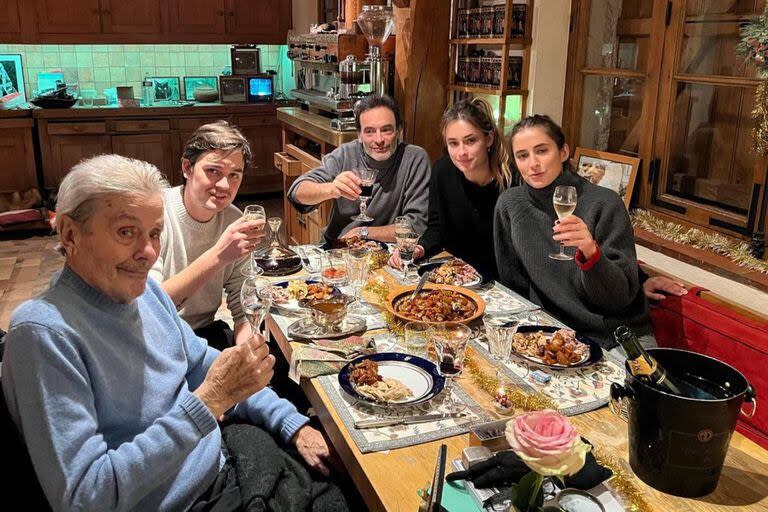 Alain Delon con sus hijos Alain-Fabien y Anthony y dos de sus nietas en la Nochebuena de 2023