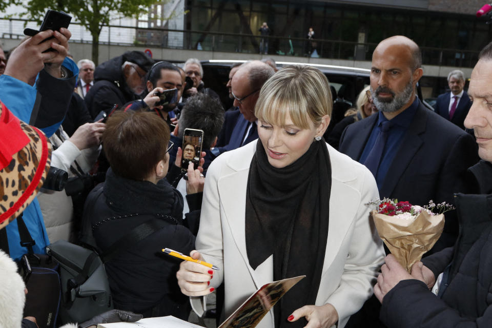 Charlène de Monaco signe des autographes à Hambourg