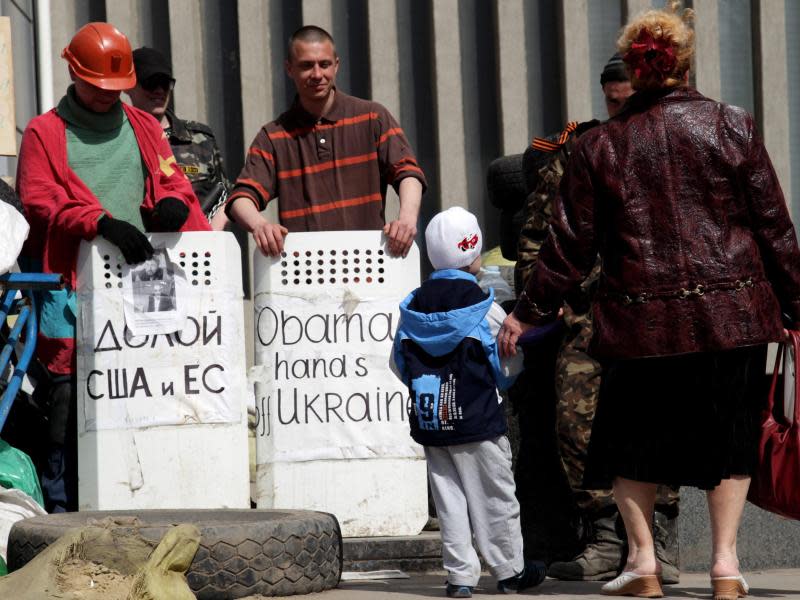 Moment der Entspannung: Eine Mutter und ihr Kind im Gespräch mit pro-russischen Aktivisten in Lugansk. Foto: Zurab Kurtsikidze