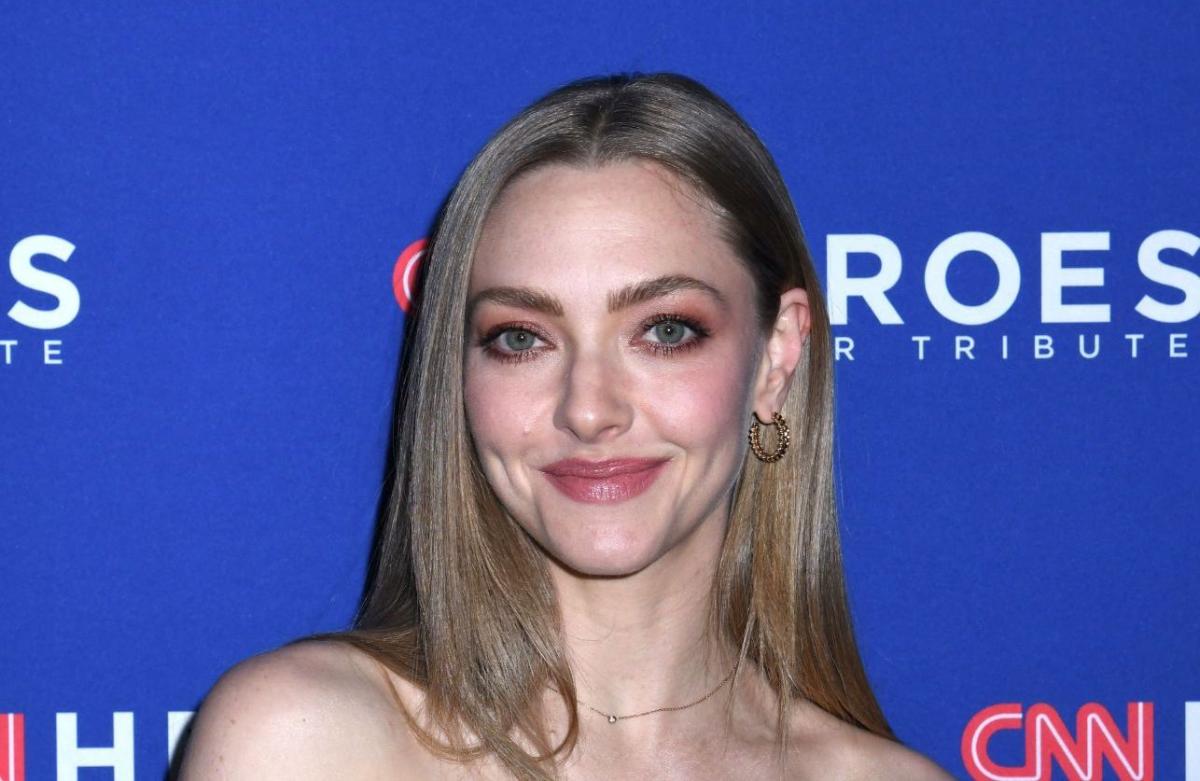 Amanda Seyfried Proves This Red Light Is Winter’s Hottest Look