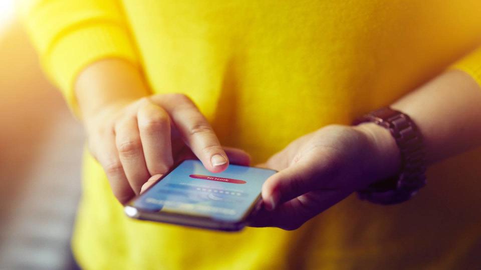 Une femme se connecte à l'application mobile de sa banque