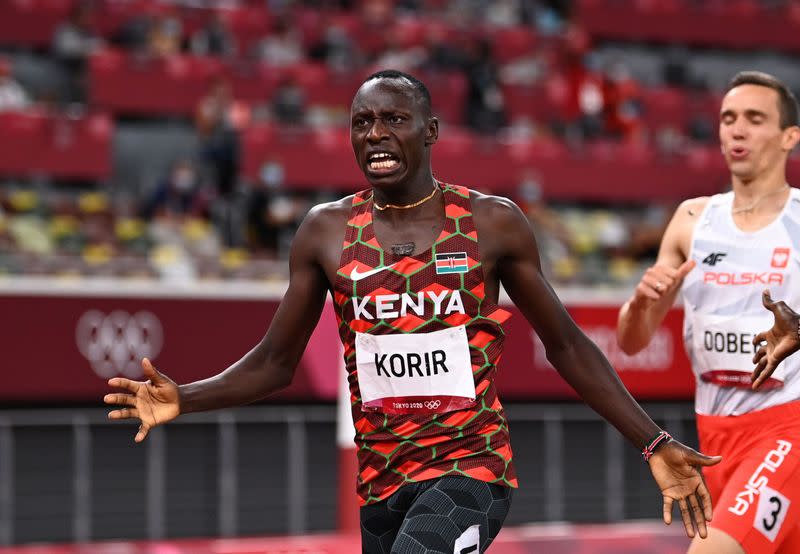 Foto del miércoles del keniano Emmanuel Kipkurui Korir celebrando al ganar la final de los 800 mts, libres, y del polaco Patryk Dobek, medalla de bronce.