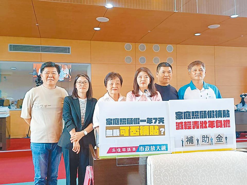 高鐵娛樂城將在6月底動工，台中市議員吳瓊華（右三）關心周邊交通問題。（陳淑娥攝）