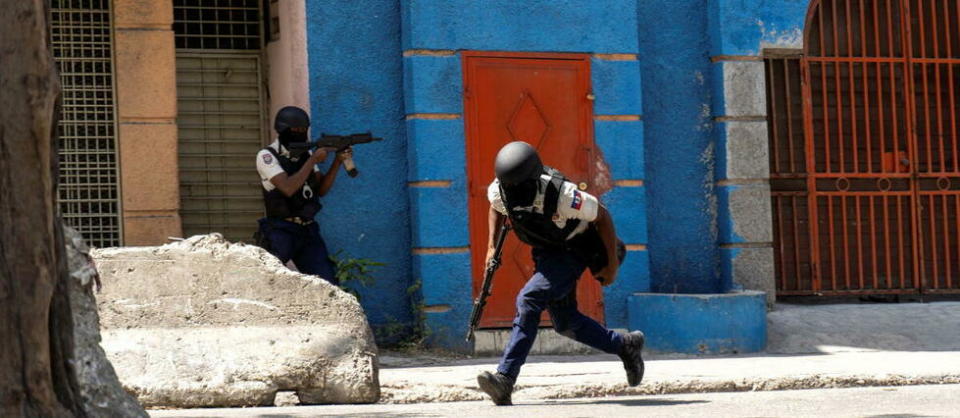 La police haïtienne tente de repousser des membres d'un gang dans le centre de Port-au-Prince, le 3 mars 2023.  - Credit:Richard Pierrin/AFP