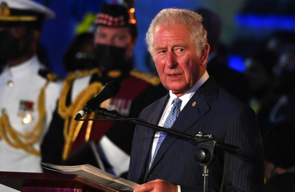 Quelqu’un presse le dentifrice du prince Charles à sa place