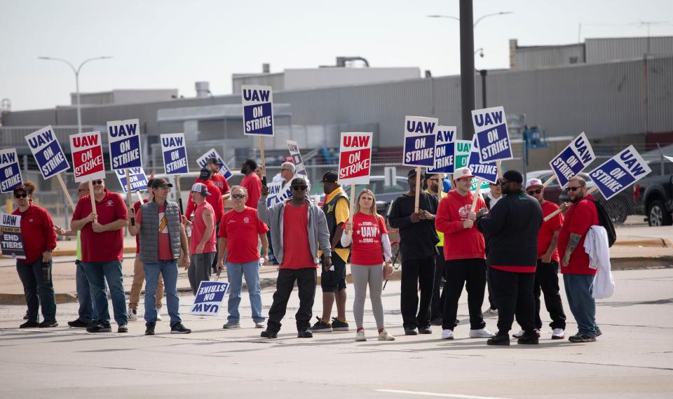 Ford and GM could be losing 100 million every week with union workers