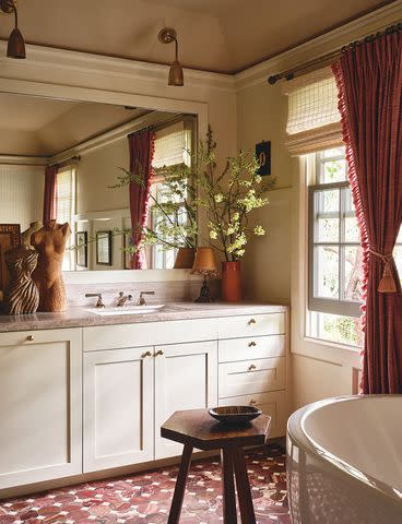 <p>Michael P. H. Clifford/Architectural Digest</p> Emma Roberts' bathroom