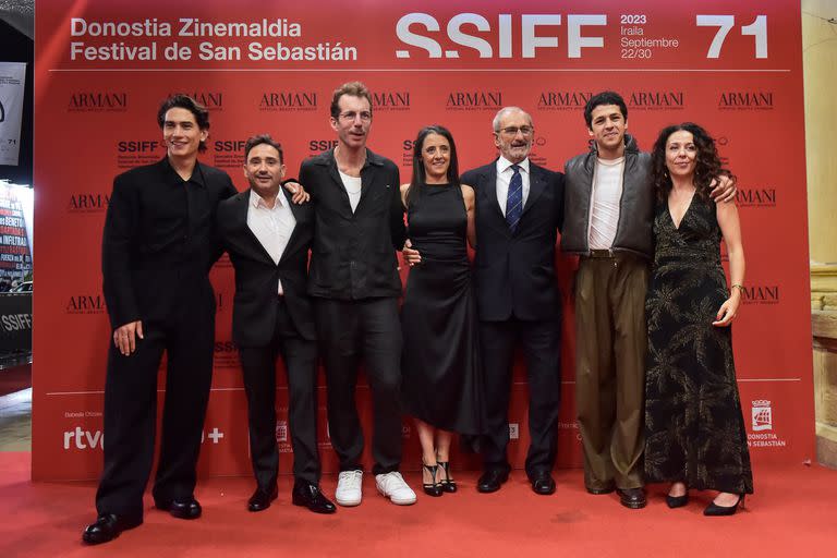 En la alfombra roja del Festival Internacional de Cine de San Sebastián el equipo de La sociedad de la nieve: Enzo Vogrincic, Juan Antonio Bayona, el argentino Esteban Bigliardi, Belén Atienza, Gustavo Zerbino, Simón Hempe y Sandra Hermida
(Juan Naharro Gimenez/Getty Images for Netflix)