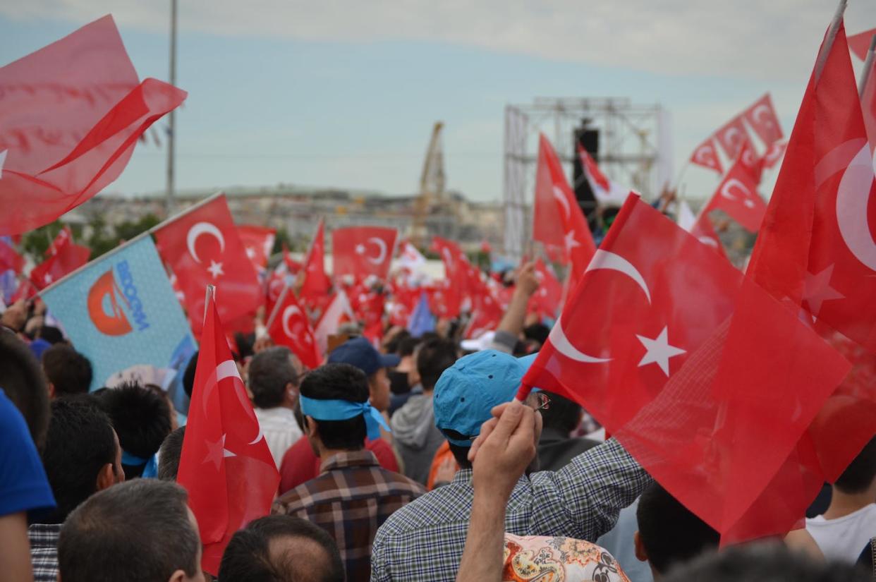 <a href="https://www.shutterstock.com/es/image-photo/turkey-election-rally-crowd-waving-turkish-2240017925" rel="nofollow noopener" target="_blank" data-ylk="slk:Kerim Can Yildirim / Shutterstock;elm:context_link;itc:0;sec:content-canvas" class="link ">Kerim Can Yildirim / Shutterstock</a>