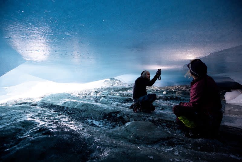 Austrian glaciologists explore cavity of disintegrating glacier near Galtuer