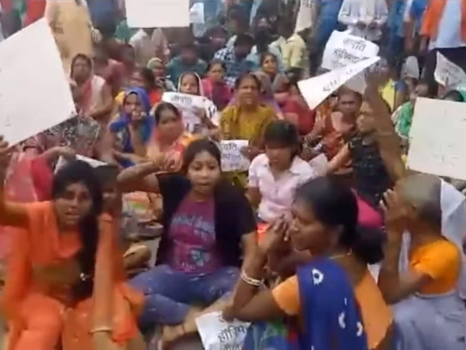 Women protest in Kanpur after the alleged rape of a 17-year-old girl in hospital: Screenshot from Live Hindustan footage