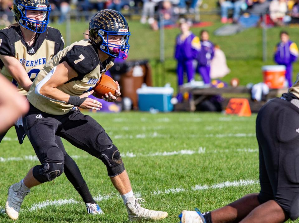 Du/Pec running back AJ Mulcahy, shown running for a gain during the playoffs in Pecatonica on Saturday, Oct. 30, 2021, rushed for 235 yards last week, and will be looking to lead the Rivermen past Forreston in a big Week 2 matchup.