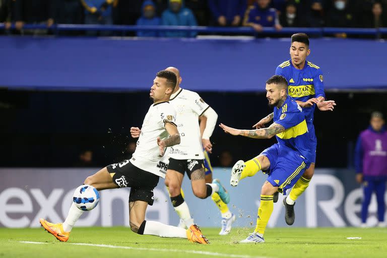 Benedetto cruza el derechazo que será el empate 1-1 de Boca