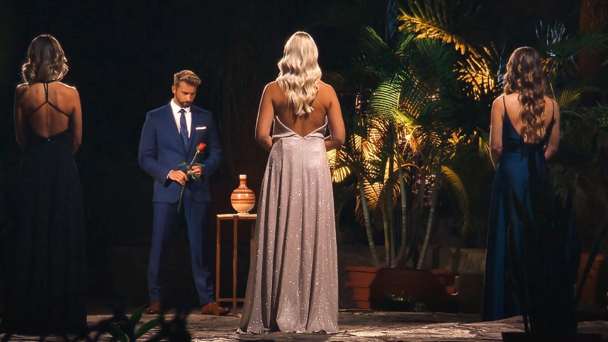 Will und kann sich nicht entscheiden: "Bachelor" Dominik.  (Bild: RTL)