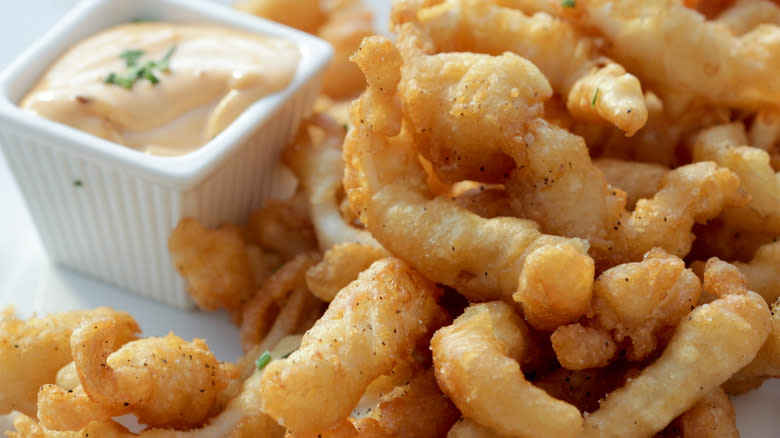 tempura clams with dipping sauce