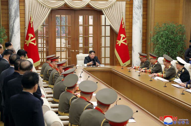 Kim, en la reunión con los altos mandos castrenses (Photo by KCNA VIA KNS / AFP)