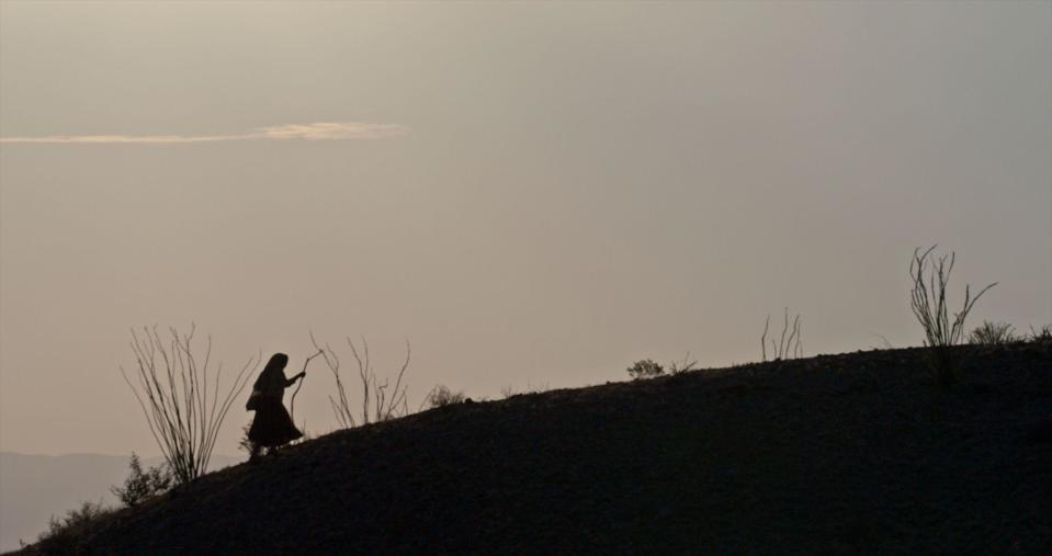 recreación de rita caminando en el documental La mujer de estrellas y montañas