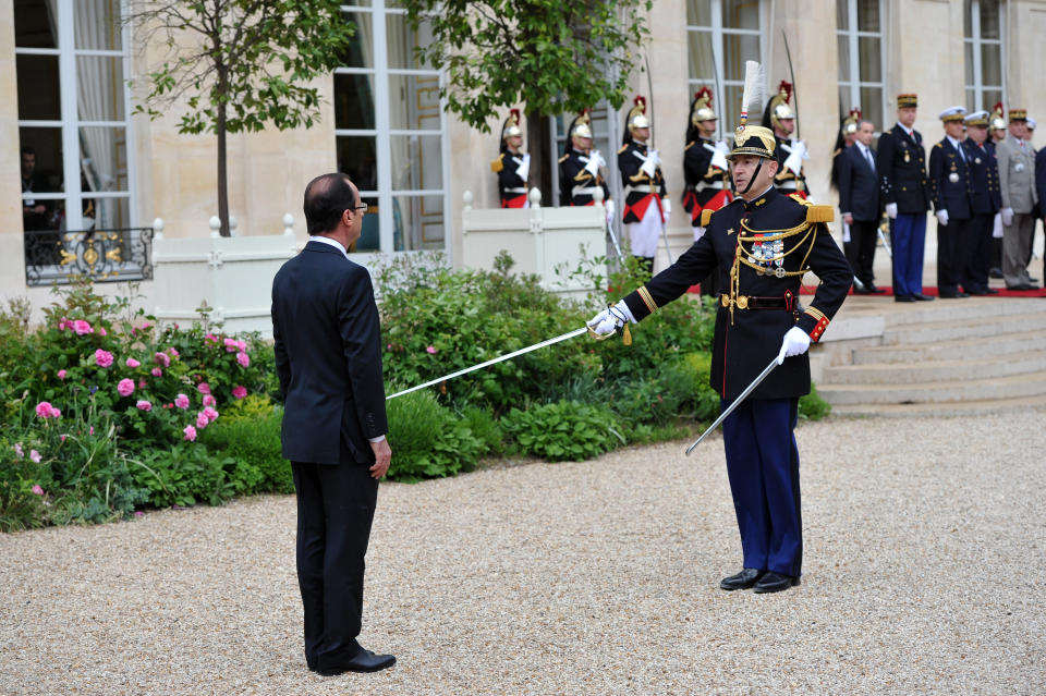 Le nouveau président de la République reçoit les honneurs. La Marseillaise retentit. AFP