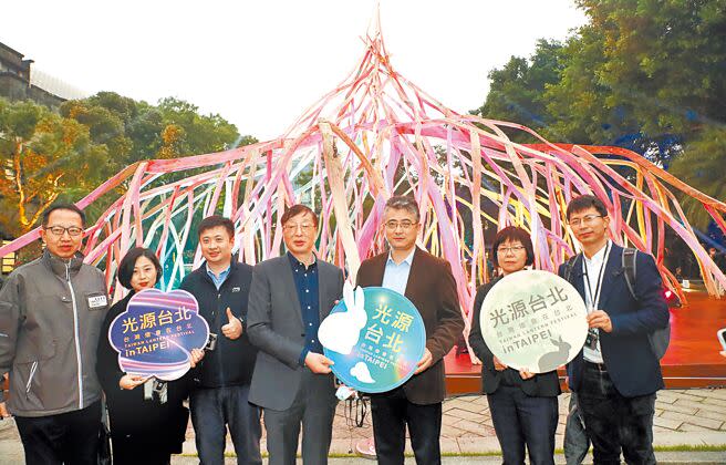 學者認為，今年兩岸在城市交流、智庫互動都大有可為。圖為日前來台參觀台灣燈會的上海市台辦副主任李驍東（右三）一行人。（本報資料照片）