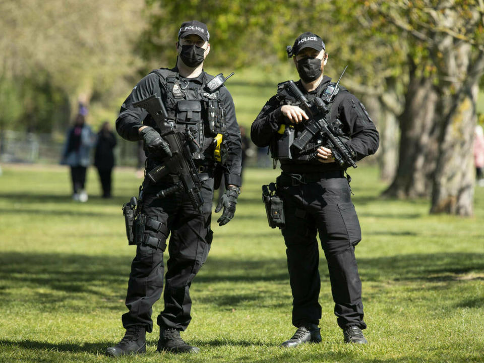 Bewaffnete Polizisten in Windsor (Bild: imago images/PA Images)