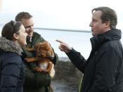 Denn auch hier schaut der ein oder andere vielleicht weniger auf den Politiker, als auf den süßen Hundewelpen im Hintergrund. (Bild: Luke MacGregor- WPA Pool/Getty Images)