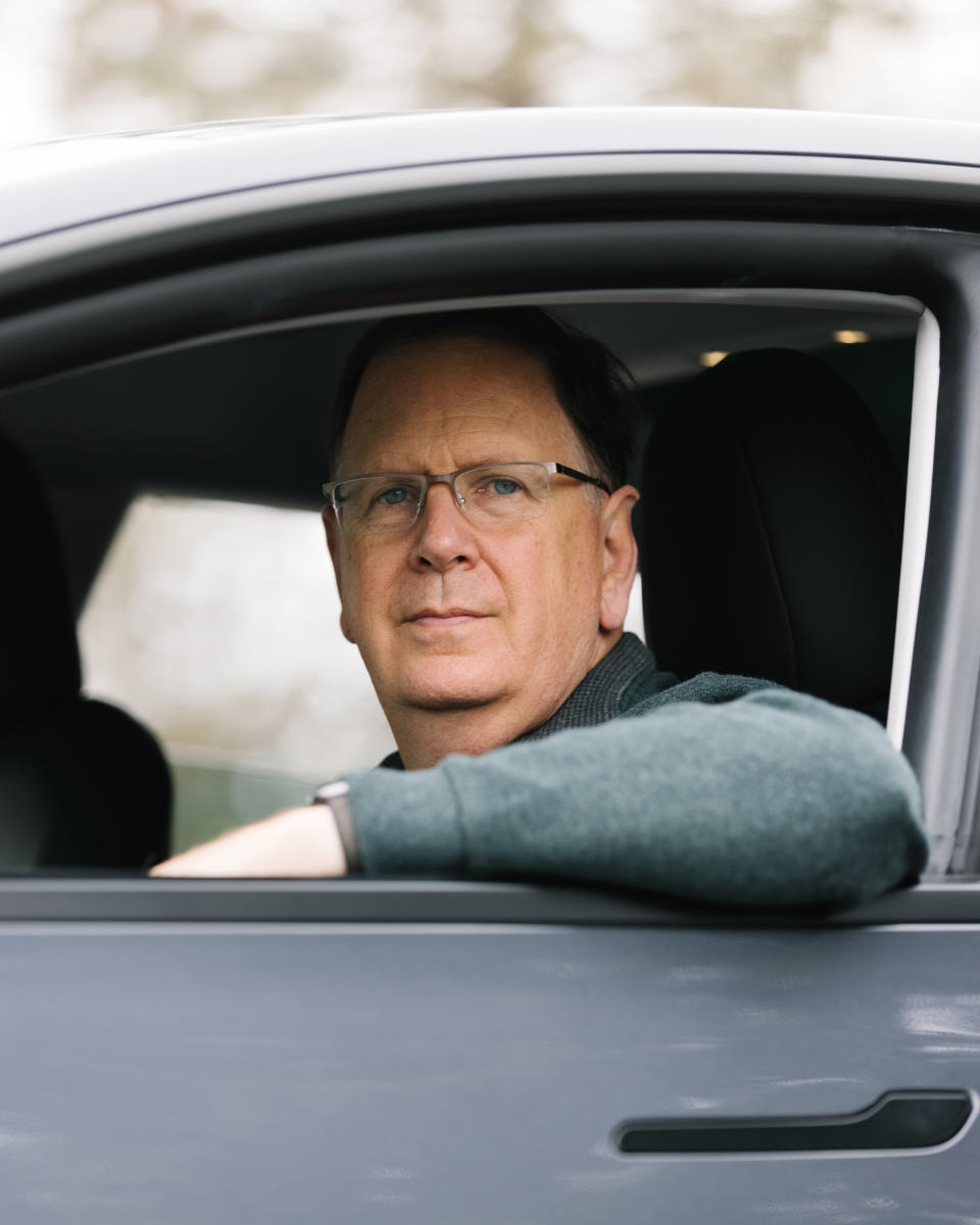 Vince Patton en su Tesla en Portland, Oregon, el 17 de septiembre de 2021. (Will Matsuda/The New York Times)