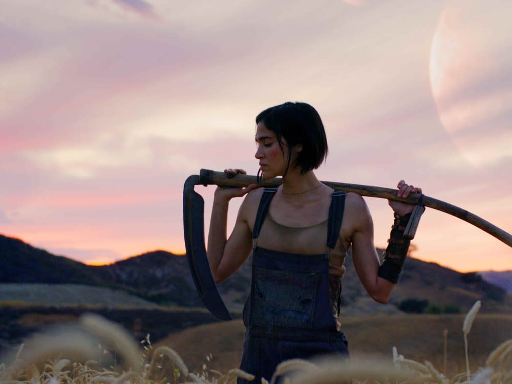 Kora (Sofia Boutella) möchte ihre kriegerische Vergangenheit hinter sich lassen. (Bild: Clay Enos/Netflix)